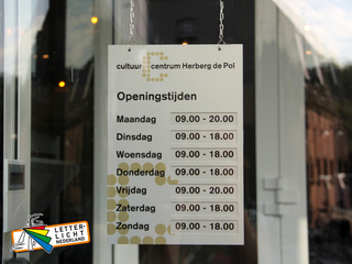 Hangend openingstijden bord 